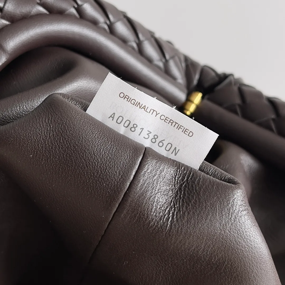 Batch 1880BOTTEGA VENETA BOTTEGA LAUREN 1980 small clutch bag is new! The small size that many people squat on is finally here. The self-adjustable zipper is a highlight of this bag. After being removed, it can be used as a handbag for important occasions. One bag unlocks two carrying methods at the same time. It is practical and has a unique sense of structure and beautiful lines. It is more elegant than a small cloud. It is a tribute to the classics and the pursuit of modernity. Style number: 804038 Size: 27*15*8cm